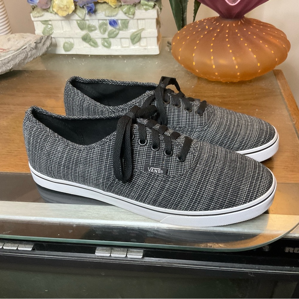 VANS WOMENS AUTHENTIC CHAMBRAY LOW PRO SNEAKERS 8